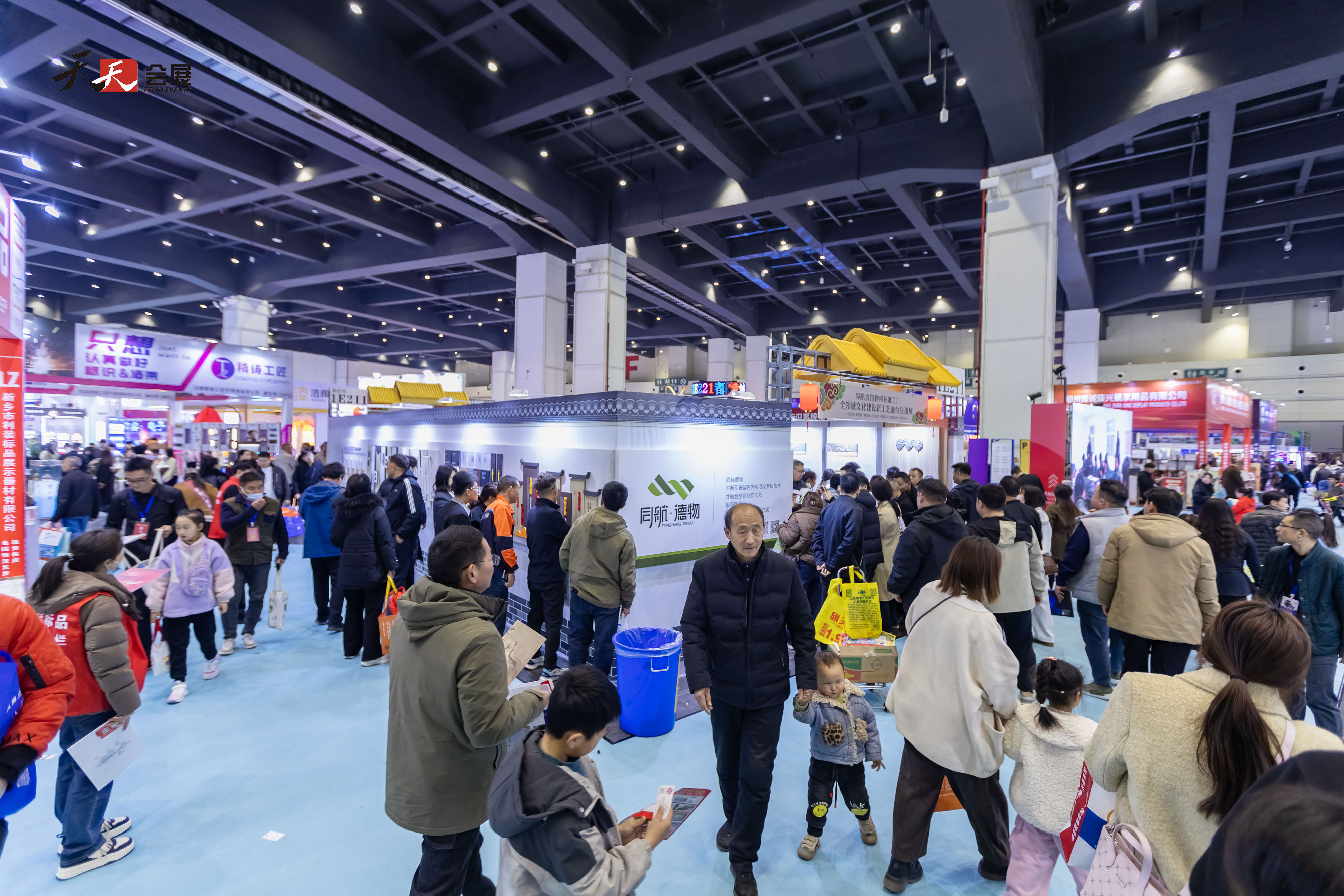 人潮涌動,熱鬧非凡|2025春季中原廣告展第二天盛況依舊